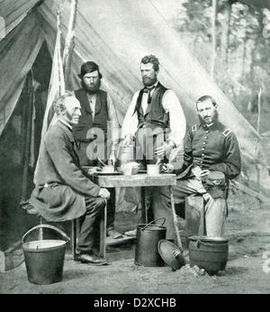 Hier haben Union Männer Abendessen während des amerikanischen Bürgerkriegs im Telegraph-Zelt bei Yorktown, Virginia, im Mai 1862. Stockfoto