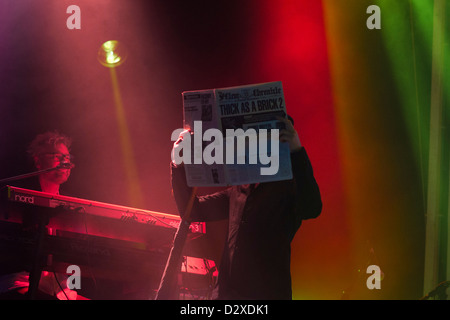 Keyboarder Scott Hammond und Sänger / Schauspieler Ryan O'Donnell, Ian Anderson Band, während "dick wie ein Ziegelstein 2' Konzert. Stockfoto