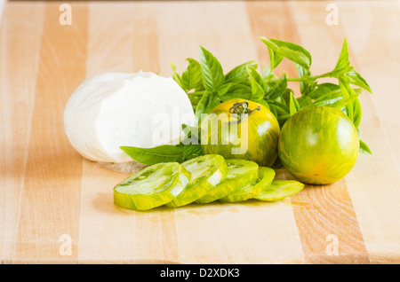 Frische Edeltomaten mit Käse und Basilikum Stockfoto