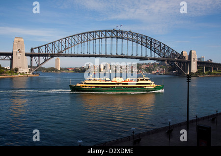 Manly Fähre "Collaroy" passing The Sydney Harbour Bridge Circular Quay Sydney Australia Stockfoto