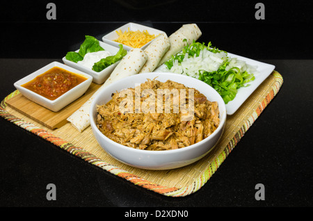 Hühnchen-Tacos mit Salat Zwiebeln saure Sahne und Cheddar-Käse Stockfoto