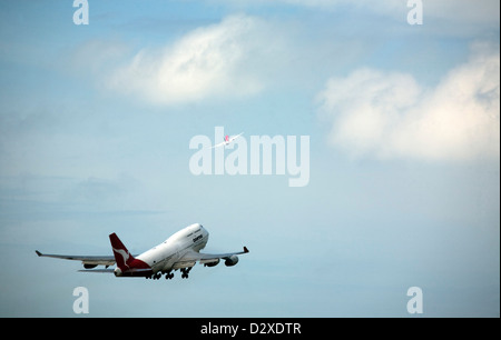 Zwei Jetaircraft, die Abfahrt in den Himmel von Maskottchen Flughafen Sydney Australia Stockfoto