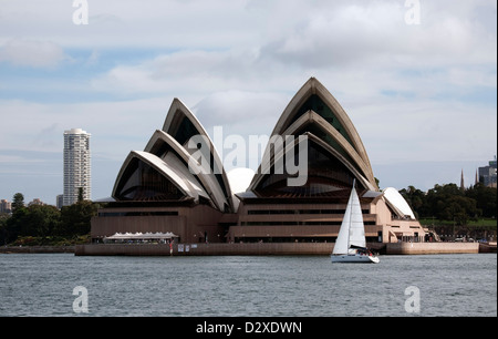 Einzelne Yacht Segeln vor der Sydney Opera House Sydney Australien Sydney Australia Stockfoto