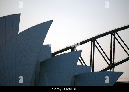 Silhouette des Sydney Opera House und Kletterer auf der Harbour Bridge Sydney Australia. Stockfoto