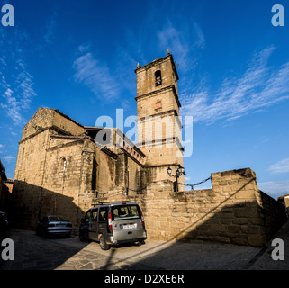 Kirche St. Salvador in der kleinen Stadt Agüerro am Fuße des Mallos Felsen in Aragón, Spanien. Stockfoto