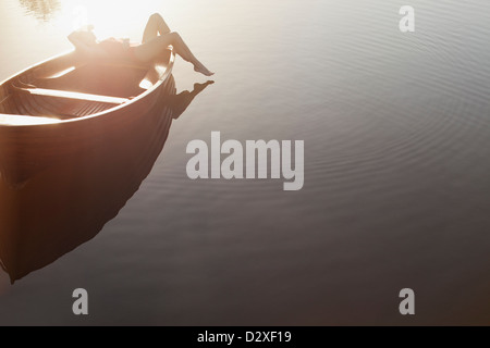 Frau im Boot auf sonnigen See Stockfoto