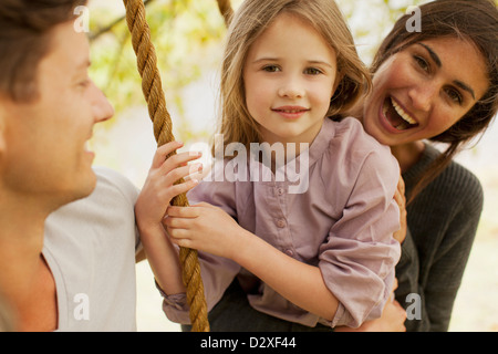 Porträt der glückliche Familie auf Schaukel Stockfoto