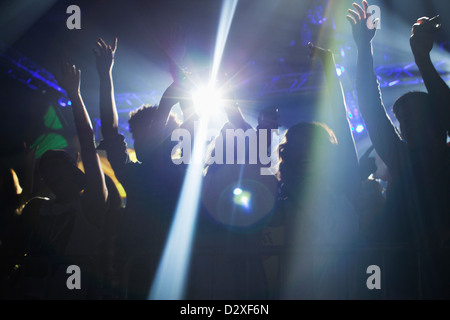 Scheinwerfer über Menge auf der Tanzfläche tanzen Stockfoto