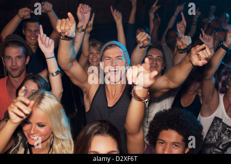 Begeisterte Menschen jubeln in Menge am Konzert Stockfoto