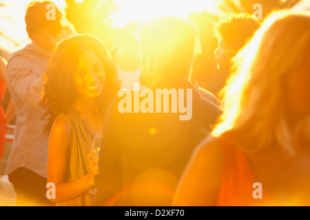 Rampenlicht hinter Paare auf der Tanzfläche tanzen Stockfoto