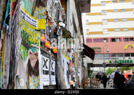 Berlin, Deutschland, stecken Poster an der Wand in der Adalbertstraße Stockfoto