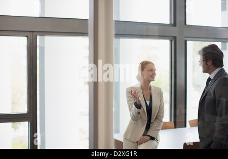 Unternehmer und Unternehmerin im Konferenzraum im Gespräch Stockfoto
