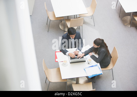 Unternehmer und Unternehmerin, die Arbeiten am Laptop im café Stockfoto