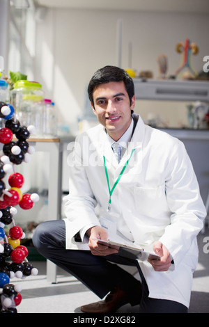 Porträt von lächelnden Wissenschaftler im Labor Stockfoto