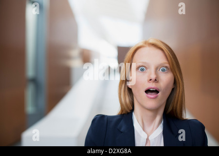 Porträt von schockiert Geschäftsfrau Stockfoto