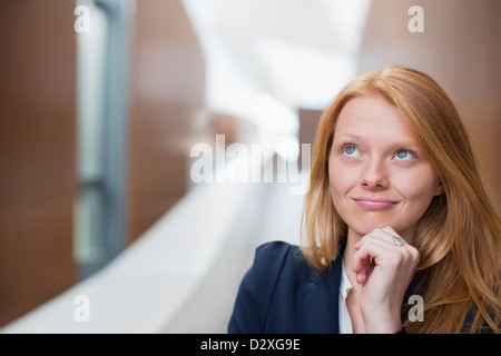 Porträt von nachdenklich Geschäftsfrau nachschlagen Stockfoto