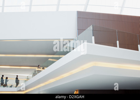 Business-Leute mit Koffern auf erhöhten Laufsteg Stockfoto