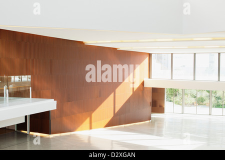 Leeren Sie Sonne durch die Fenster in moderne lobby Stockfoto