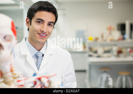 Porträt von lächelnden Wissenschaftler mit anatomischen Modell n Labor Stockfoto