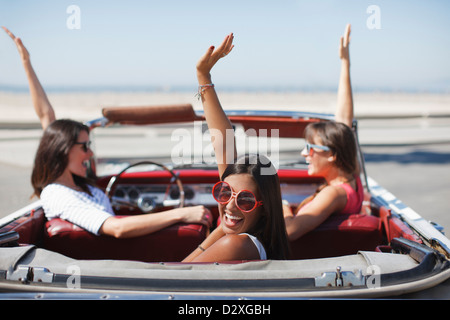 Frauen im Cabrio jubelt Stockfoto