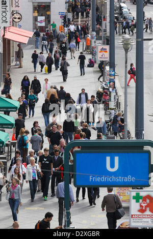 Berlin, Deutschland, Fußgänger auf dem Bürgersteig am Bahnhof Friedrichstraße Stockfoto