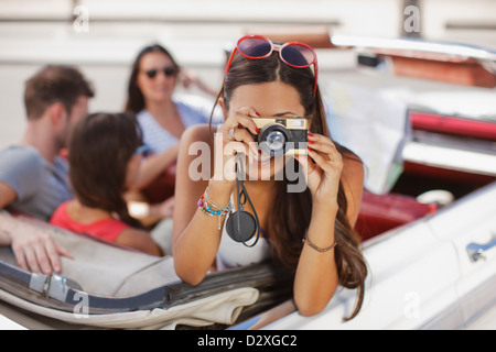 Frau unter Bild vom Cabriolet Stockfoto