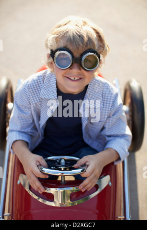 Jungen tragen Brillen in Go cart Stockfoto
