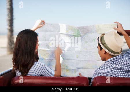 Paar lesen Fahrplan im Cabrio Stockfoto