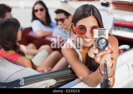 Frau unter Bild vom Cabriolet Stockfoto