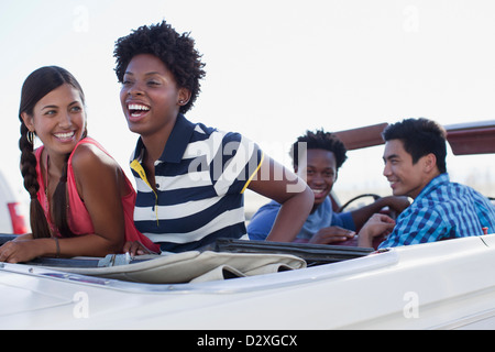 Freunden Zusammensitzen im Cabrio Stockfoto