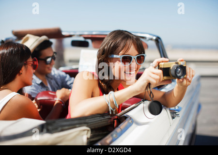 Lächelnde Frau Aufnahme vom Cabriolet Stockfoto