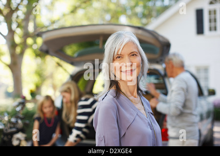 Ältere Frau lächelnd im freien Stockfoto