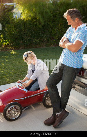Vater und Sohn spielen mit go Karts Stockfoto