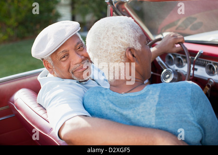 Älteres Ehepaar sitzt im Cabrio Stockfoto