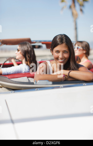 Lächelnde Frau sitzen im Cabrio Stockfoto