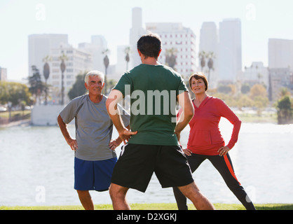 Älteres Ehepaar, die das Training mit Trainer im park Stockfoto