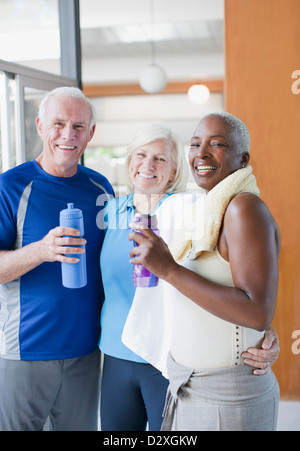 Ältere Menschen Trinkwasser nach Training Stockfoto