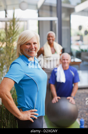 Ältere Freunde zusammen trainieren Stockfoto