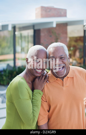 Älteres Ehepaar lächelnd im freien Stockfoto