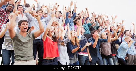 Jubelnden Fans im Publikum Stockfoto