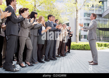 Menge von Geschäftsleuten Jubel für Unternehmer Stockfoto
