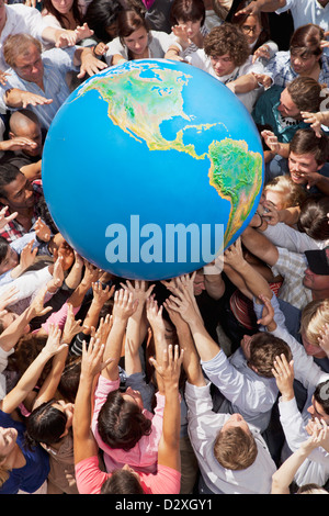 Menschenmenge erreichen für globe Stockfoto