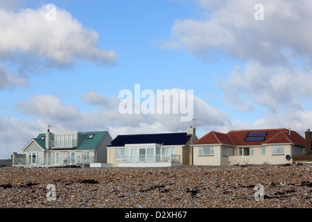 Der Kieselstrand Shoreham durch Sea Beach in West Sussex mit ihm exklusive £ 1 Million auf Old Fort Road plus Häuser Blick auf das Meer. Stockfoto