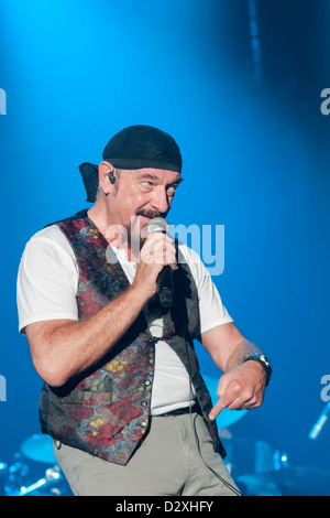 Ian Anderson, Sänger, Flötist und Gitarrist der progressive Rock-Band Jethro Tull führt auf der Bühne. Stockfoto