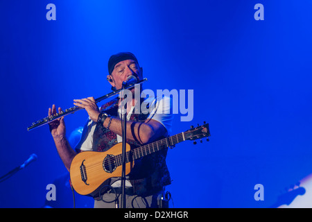 Ian Anderson, Sänger, Flötist und Gitarrist der progressive Rock-Band Jethro Tull führt auf der Bühne. Stockfoto