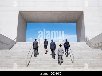 Geschäftsleute, die moderne Treppe aufsteigend Stockfoto