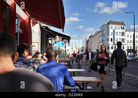 Berlin, Deutschland, von Restaurants Sitzbaenke Rosenthaler Platz Stockfoto