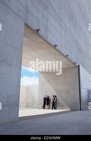 Geschäftsleute treffen außerhalb modernes Gebäude Stockfoto