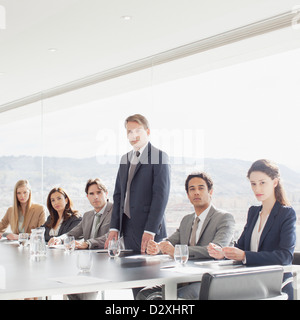 Porträt von zuversichtlich Geschäftsleuten im Konferenzraum Stockfoto