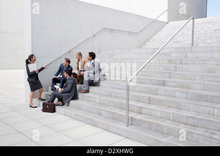 Geschäftsleute treffen auf urbane Treppe Stockfoto